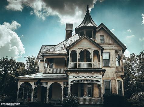 Beautifully creepy house in Lebanon, TN. | Lake house, Modern lake ...