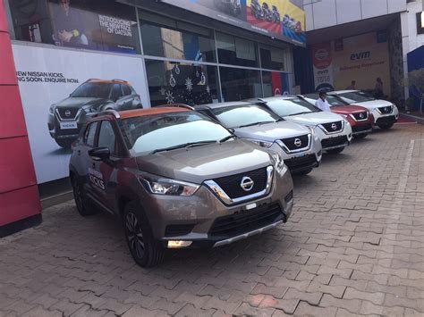 Nissan Kicks starts reaching dealerships, spotted in 4 colours