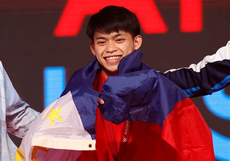 WATCH: Carlos Yulo returns home to new national gymnastics training center