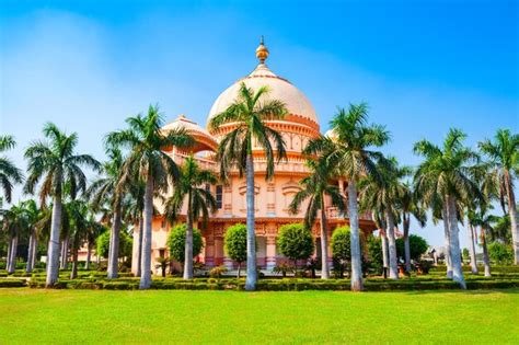 Premium Photo | Chhatarpur Temple in Delhi India