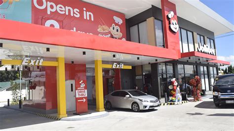 Jollibee opens first-ever store with ‘dual lane drive thru’