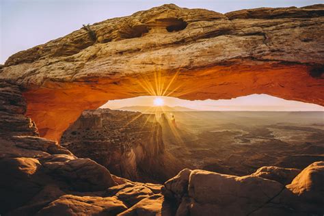 Sunrise at Mesa Arch, Canyonlands National Park near Moab. [2500x1669 ...