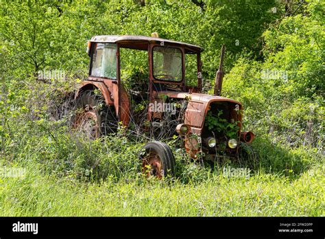 Vintage tractor in tall grass hi-res stock photography and images - Alamy