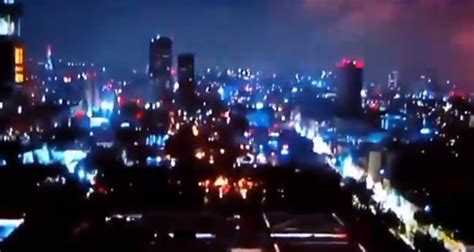 Huge earthquake strikes Mexico, sky lights up red and blue