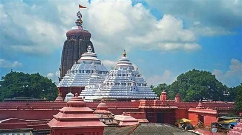 CM Naveen Patnaik inspects cracks in Sri Jagannath temple, central team ...