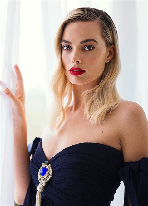 Margot Robbie Oscars 2020 | Backstage 📸 by Greg... : save your tears ...