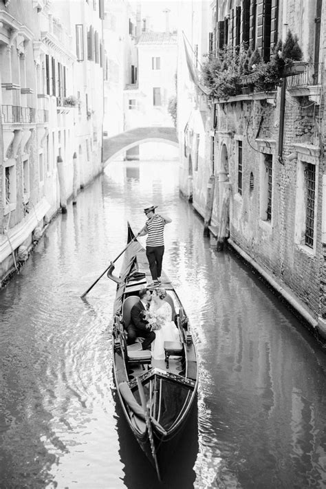 GONDOLA WEDDING CEREMONY IN VENICE