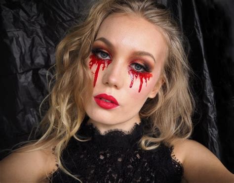 Easy Halloween makeup look: Blood tears (you only need fake blood!)