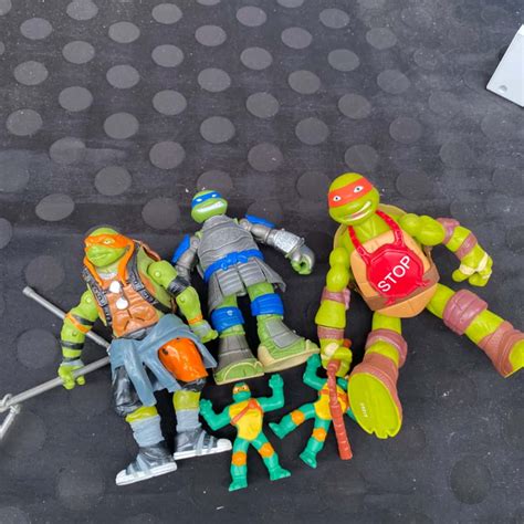 Ninja turtle figures (s)