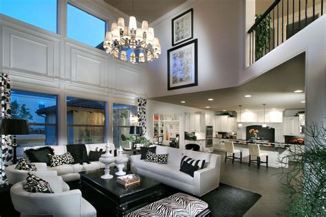 The black and white theme looks great in the open space | Casas por ...