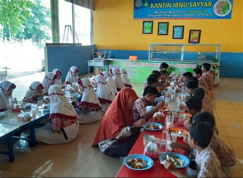 Adab Makan Bersama di SD Muwri | PWMU.CO | Portal Berkemajuan