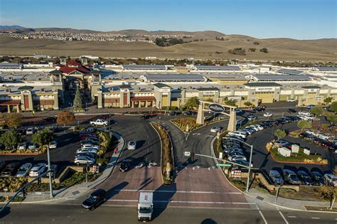 Livermore outlets packed despite stay-at-home order