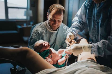 35 Raw Birth Photos Of Dads Welcoming Their Babies Into The World ...