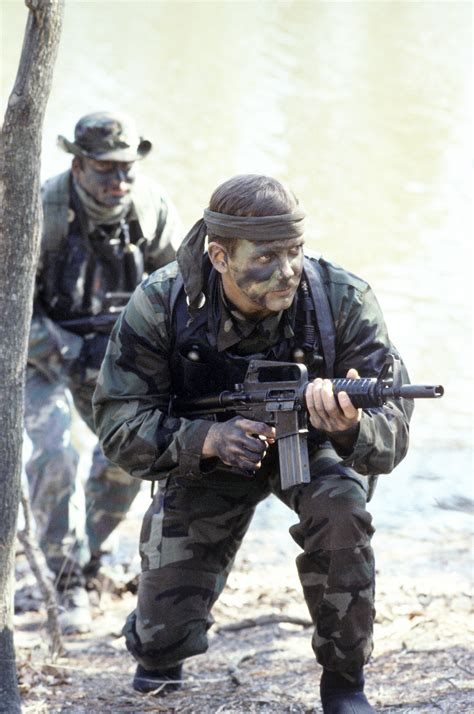 Photo : SEAL with colt commandos