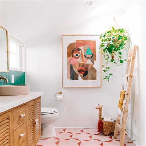 15 Bathrooms With Beautiful Wall Decor That Will Inspire A Refresh