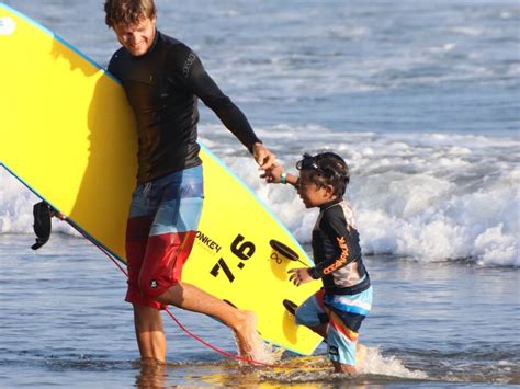 👉 Beginner Surfing in Panama - Surf Lessons & Packages