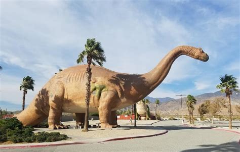 "World's Biggest Dinosaurs" roadside attraction : nostalgia