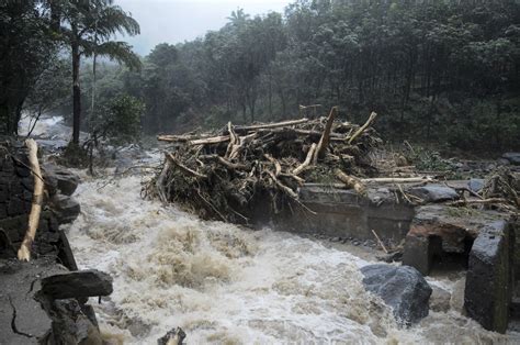 Monsoon rain flooding, landslides kill 26 in southern India