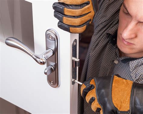 What You Need To Know About Commercial Door Locks | DML Locksmith