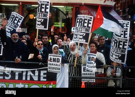 Demonstration outside the Israeli embassy in London against incursions ...