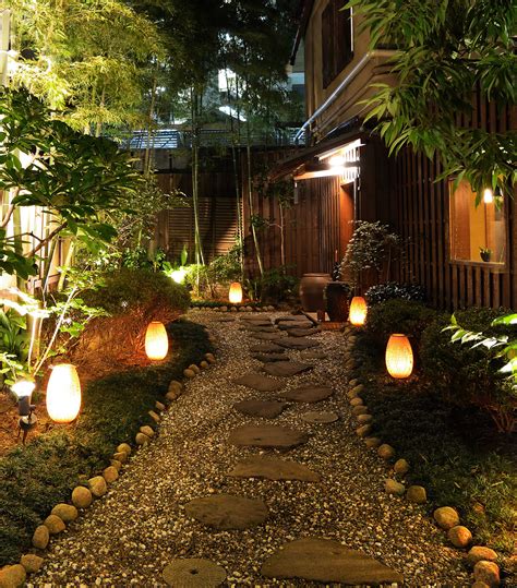 21 Walkway Lights That Enhance Your Pathway's Beauty