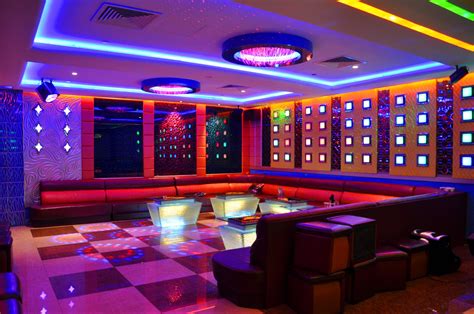 Singapore's Most Luxurious KTV Outlet Accommodates 60 (!!!) People. We ...