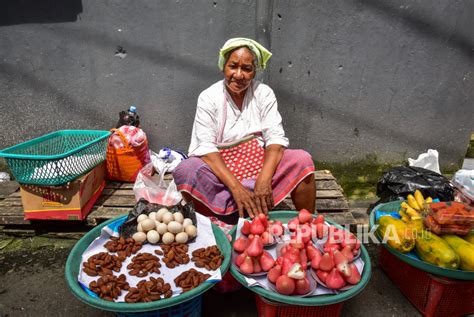 Pedagang Kaki Lima Papalele di Tepian Zaman | Republika Online