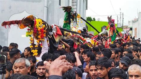 People of India mark Ashura mourning rituals