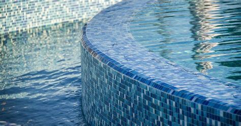 8 Beautiful Examples of Glass Tile Mosaics for Pools