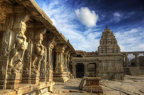 Hanging Stone Pillar of Lepakshi Temple, Andhra Pradesh, India ...