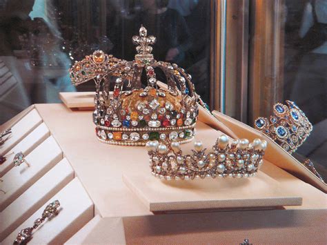 The French Crown Jewels exhibited in the Galerie... - The St. Andrew Knot