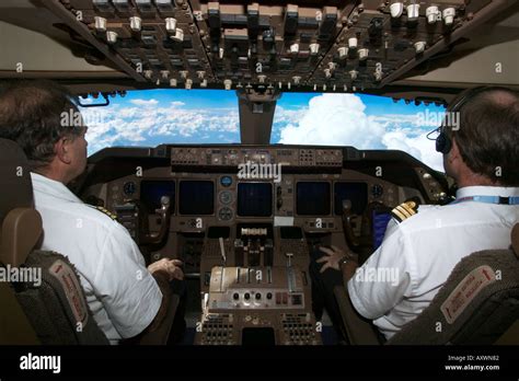 Boeing 747 cockpit hi-res stock photography and images - Alamy