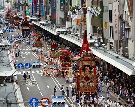 Fujimini Adventure Series: People Crowd the Streets of Downtown Kyoto ...