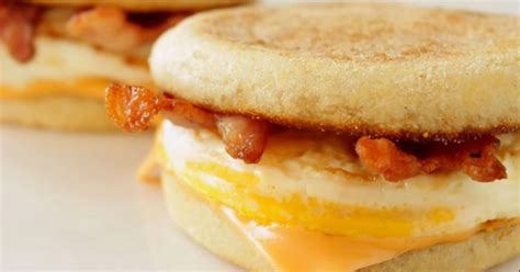 How To Make A Bacon And Egg McMuffin At Home | HuffPost UK Life