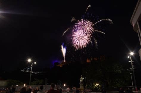 Fireworks above Edinburgh castle : r/pics