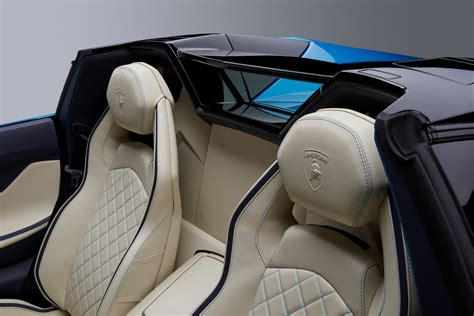 Lamborghini Aventador S Roadster Interior - Car Body Design