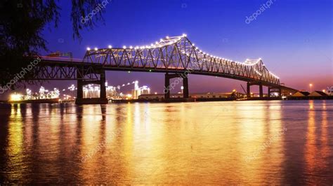 Baton Rouge Bridge Over Mississippi River in Louisiana at Night — Stock ...