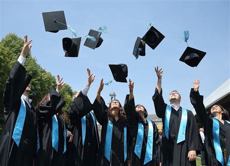 University Students Celebrate Their Graduation | PC-Tablet.com