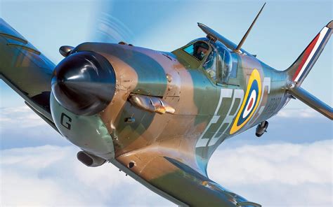 The Last of the Few: Stunning photographs of Spitfires in flight, in ...