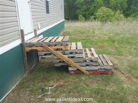 Palette Holztreppe Designs | Pallet stairs, Pallet diy, Pallet decking