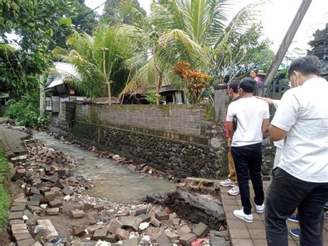 Duh, Jalan Rusak Diterjang Banjir di Abiansemal Belum Diperbaiki | Bali ...