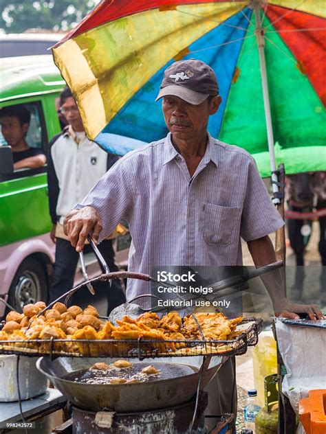 Pedagang Kaki Lima Di Jakarta Indonesia Foto Stok - Unduh Gambar ...