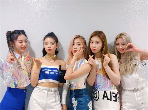 ITZY on Twitter | Itzy, Girl group, Kpop girls