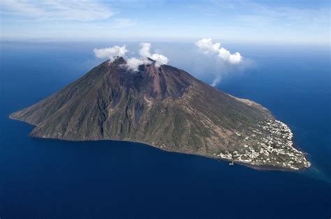 Hiking Stromboli Volcano in 2024 & Top 5 Things to Do on Stromboli ...