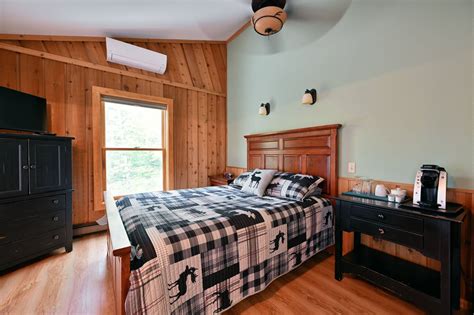 White Pine Guest Room - Cable Nature Lodge