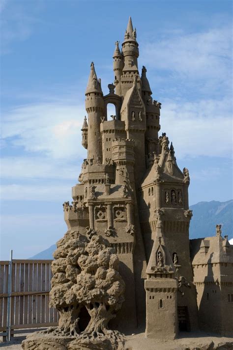 Now this is a sandcastle | Beach sand art, Sand castle, Sand art