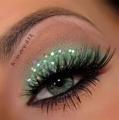 View source image | Green glitter, Glitter eyes, Eye makeup