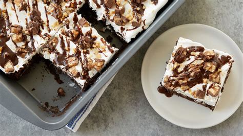 Snickers™ Candy Bar Dump Cake Recipe - BettyCrocker.com