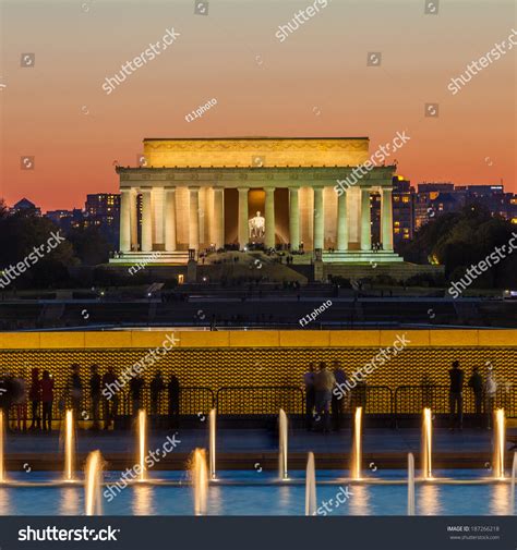 Abraham Lincoln Memorial And World War Ii Memorial At Night ...