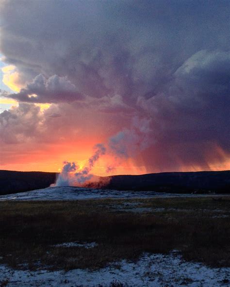 Old Faithful Geyser Basin - The Trecking Family